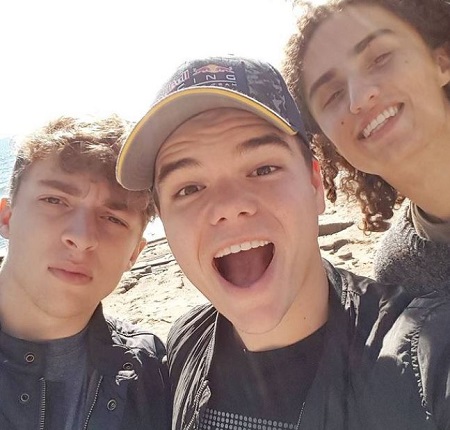 Jelle Van Vucht snapped with Slogoman and Kwebbelkop