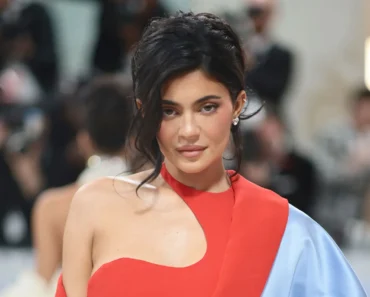 Biography of Kylie Jenner – Age, Net Worth, Income & Career Highlights