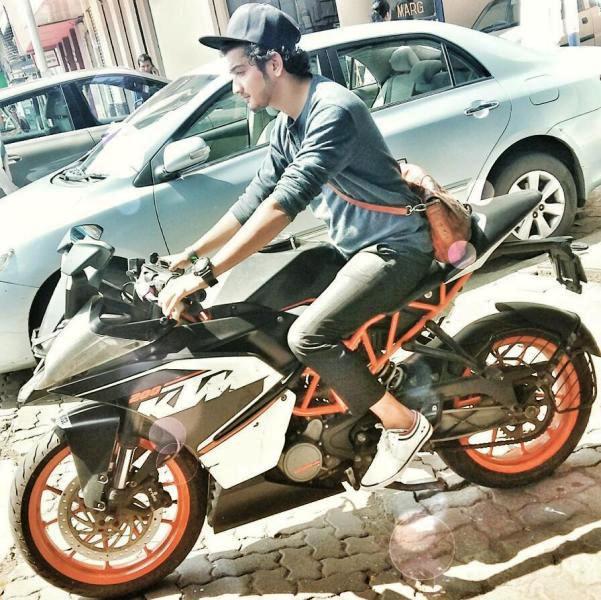 Munawar Faruqui riding his KTM RC 200