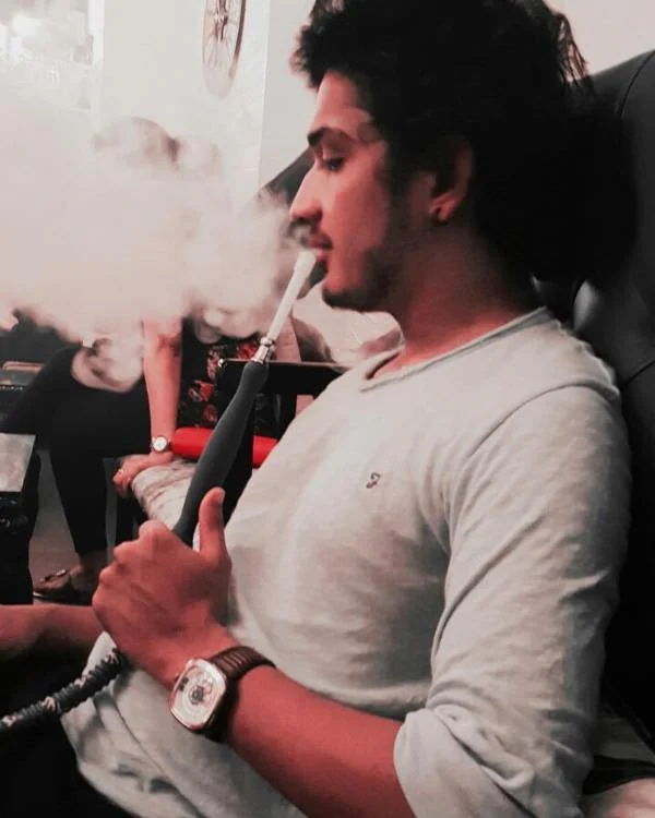 Munawar Faruqui occasionally enjoys smoking hookah.